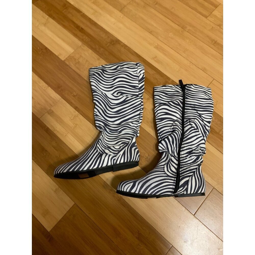NWOT Daily Shoes Womens Knee High Zebra Print Flat Heel Boots Size 5 1/2 AD2